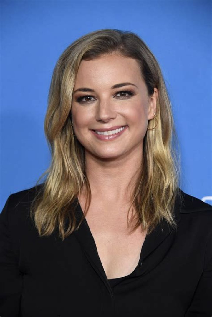 Emily VanCamp – Height, Weight, Bra Size, Measurements & Bio
